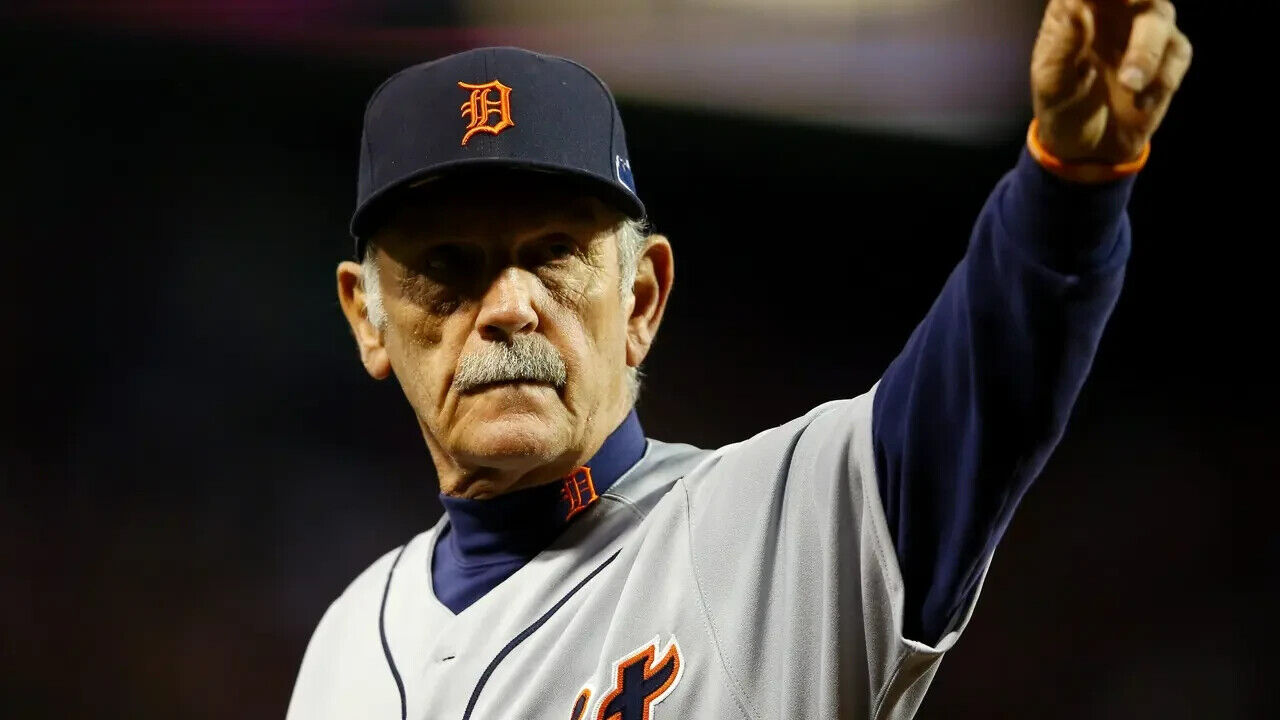 Jim Leyland Signed Tigers Jersey (JSA COA) Detroit's Manager (2006–2013)