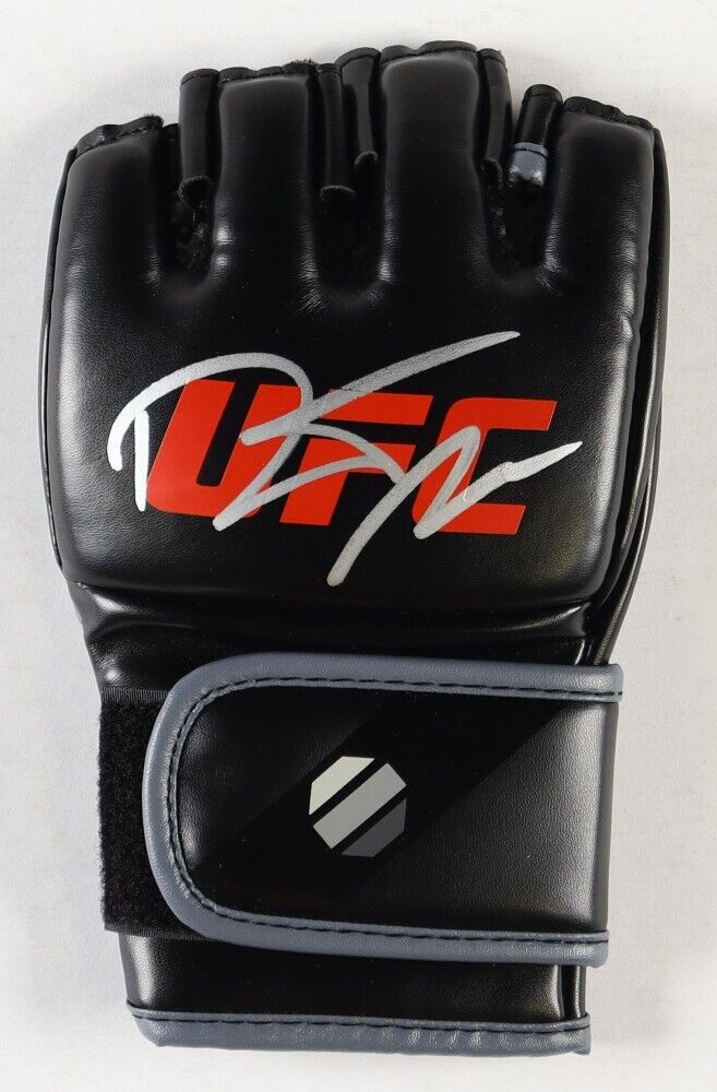 Dustin Poirier Signed UFC Glove (Beckett) 30 - 9 MMA Record / 15 W's by Knockout