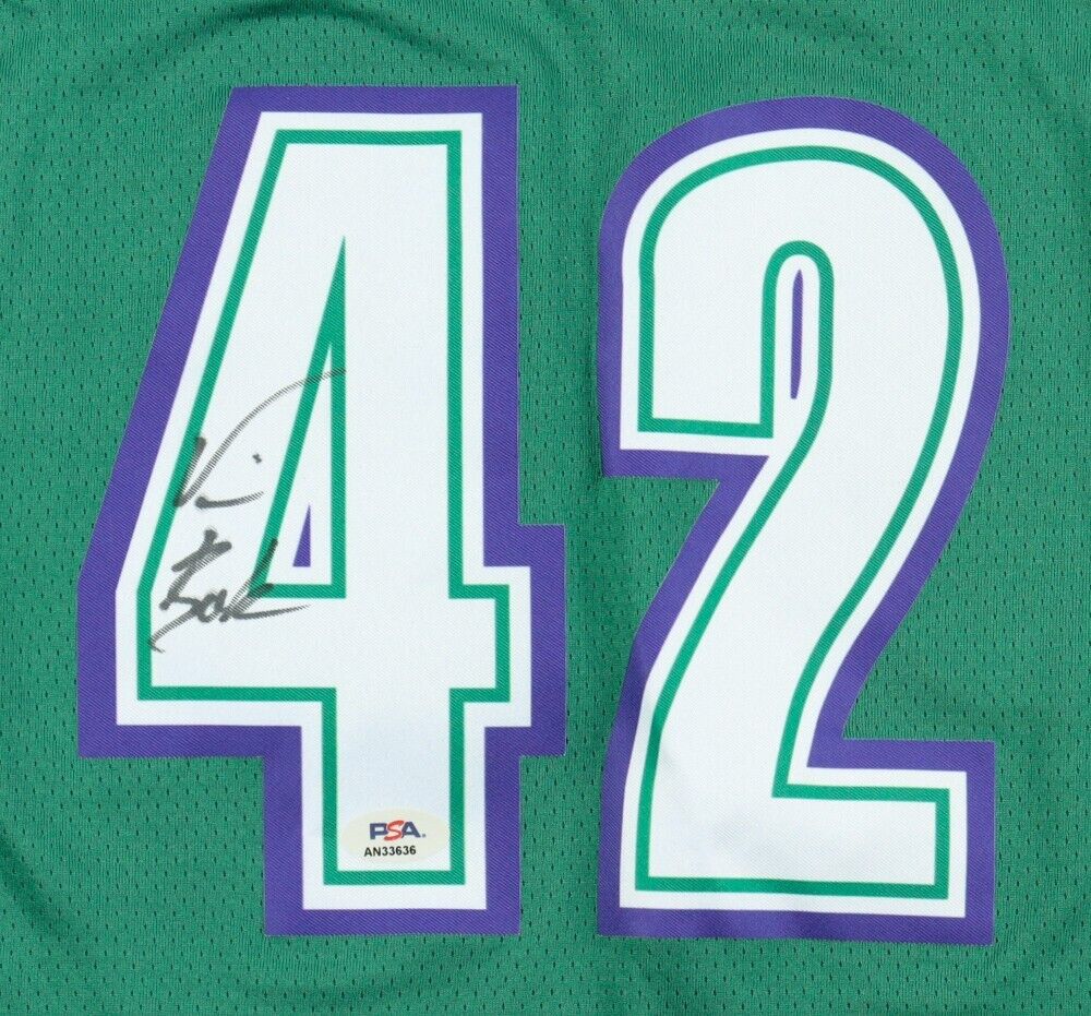 Vin Baker Signed Milwaukee Bucks Jersey (PSA) 1993 1st Round Pck #8 Overall