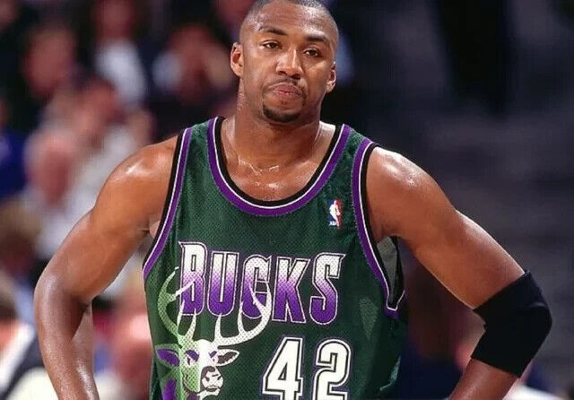 Vin Baker Signed Milwaukee Bucks Nike Jersey (PSA) 1993 1st Round Pck #8 Overall