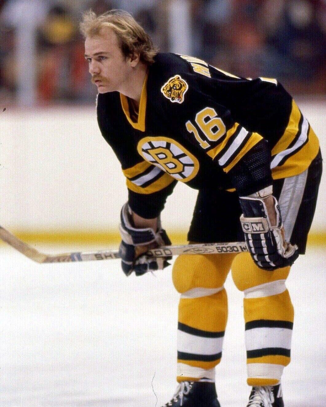 Rick Middleton Signed Boston Bruins Logo Puck (Beckett) 3xAll Star Right Winger