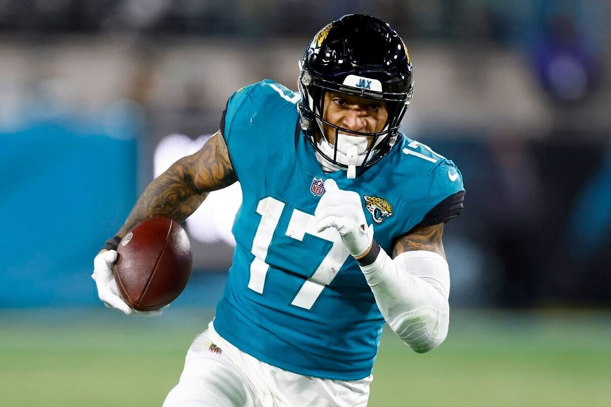 Evan Engram Signed Jacksonville Jaguars Jersey (Beckett) Ex-N.Y. Giant Tight End