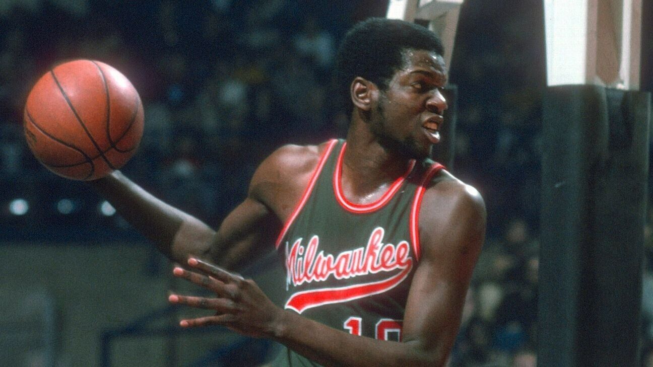 Bob Dandridge Signed Milwaukee Bucks Jersey Inscribed "HOF 2021" (Beckett)