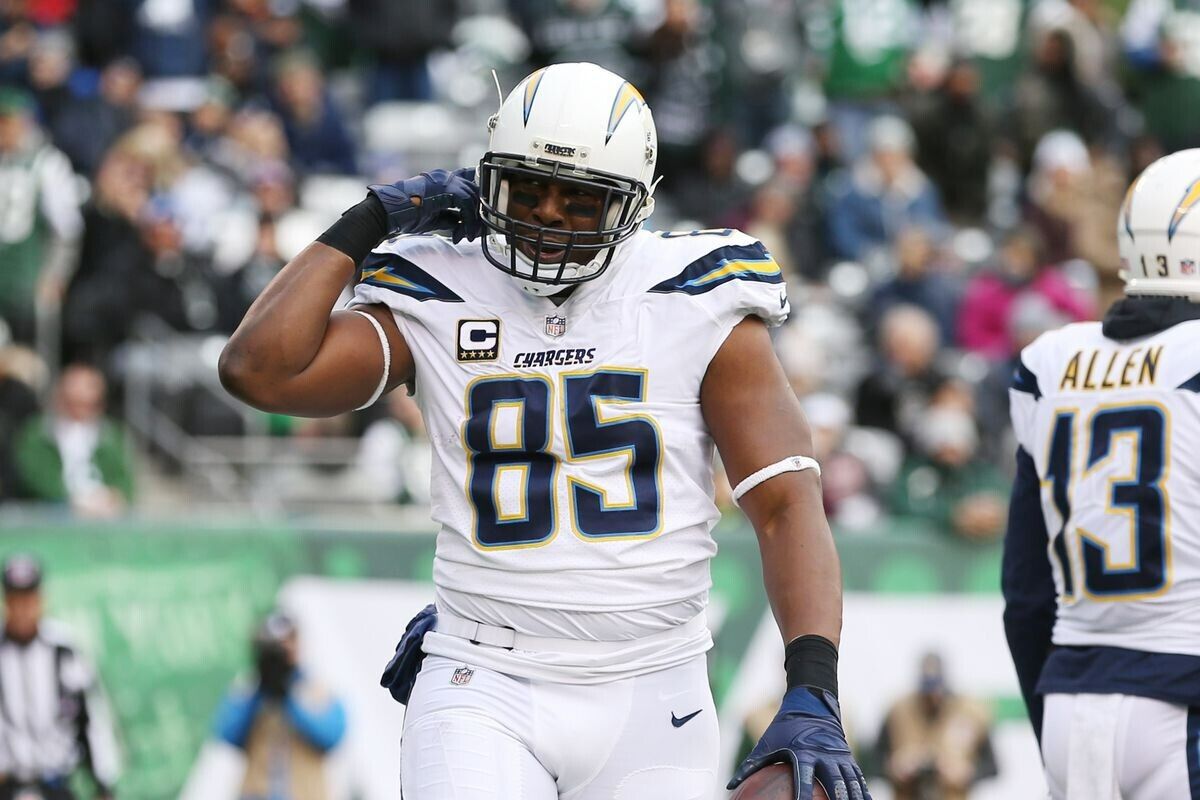 Antonio Gates Signed San Diego Chargers Jersey (Beckett COA) 8×Pro Bowl T.E.