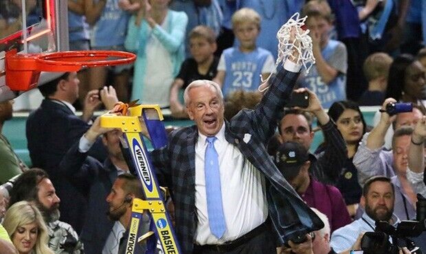 Coach Roy Williams Signed North Carolina Tar Heels Career Stat Jersey (Beckett)