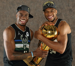 Thanasis Antetokounmpo Milwaukee Bucks Signed Jersey / 2021 NBA Champion Beckett