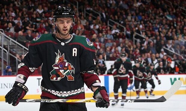 Niklas Hjalmarsson Signed Coyotes Jersey (Beckett COA) 3xStanley Cup Champion