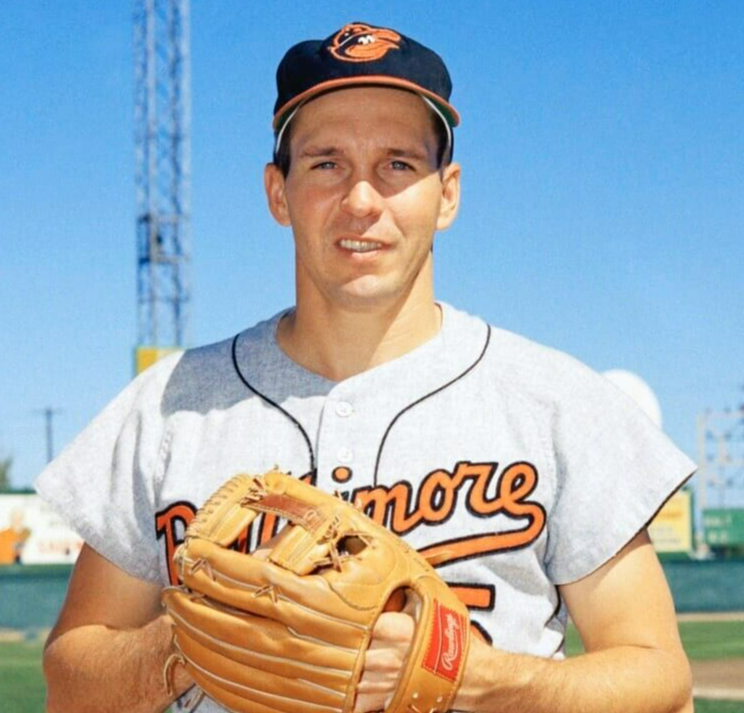 Brooks Robinson Signed AL Baseball w/ Thumbprint & Display Case (Beckett) HOF 3B