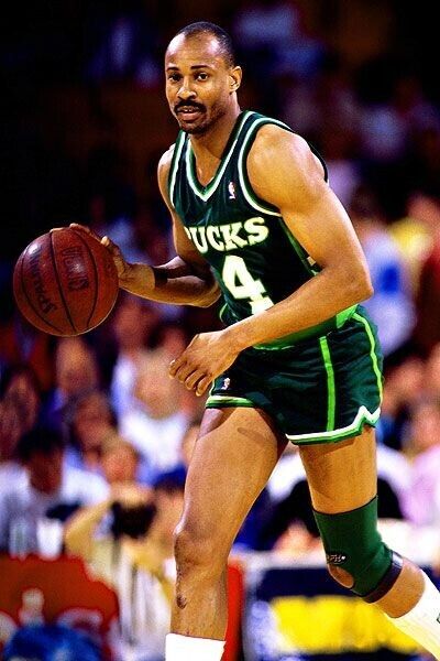 Sidney Moncrief Signed Milwaukee Bucks Jersey (JSA COA)5xAll Star Shooting guard