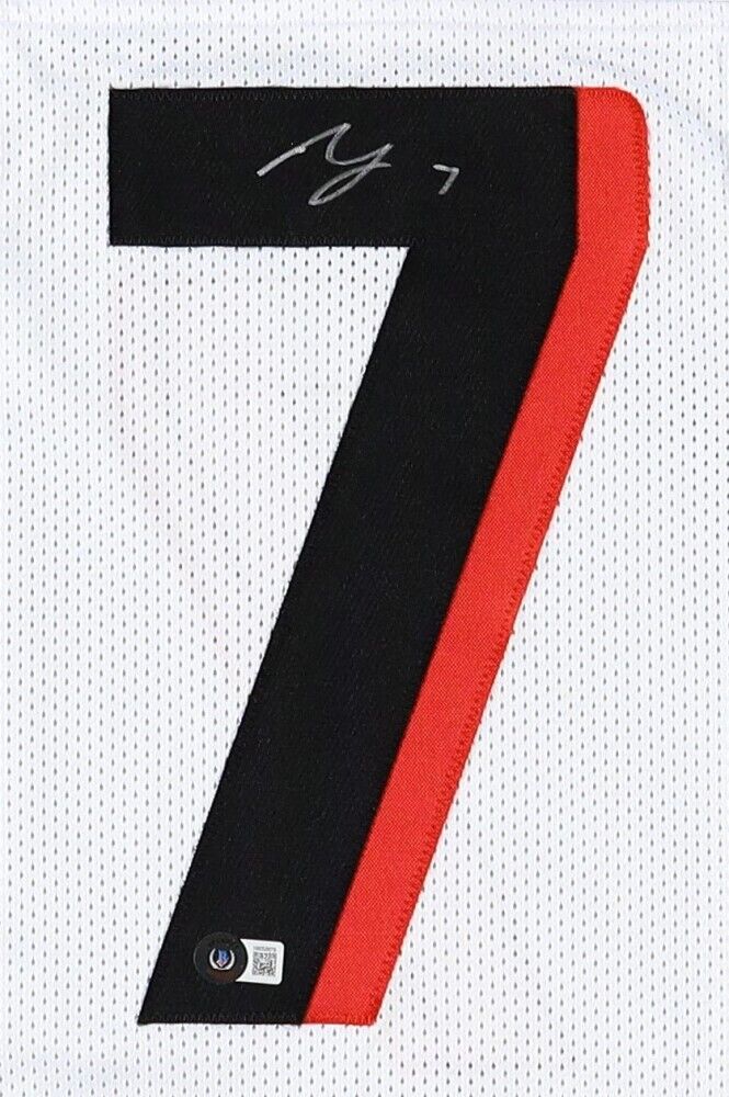 Bijan Robinson Signed Atlanta Falcons Jersey (Beckett) #8 Overall Pck 2023 Draft