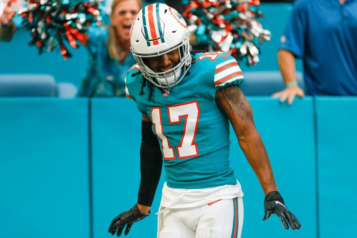 Jaylen Waddle Signed Miami Dolphins Jersey (JSA COA) Ex-Alabama Wide Receiver