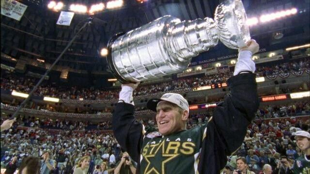Brett Hull Signed Dallas Stars Logo Hockey Puck (Schwartz COA) 1999 Stanley Cup