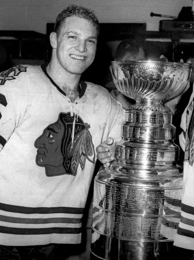Bobby Hull "61 Cup Champions" Signed Chicago Blackhawks 2010 Logo Puck (JSA COA)