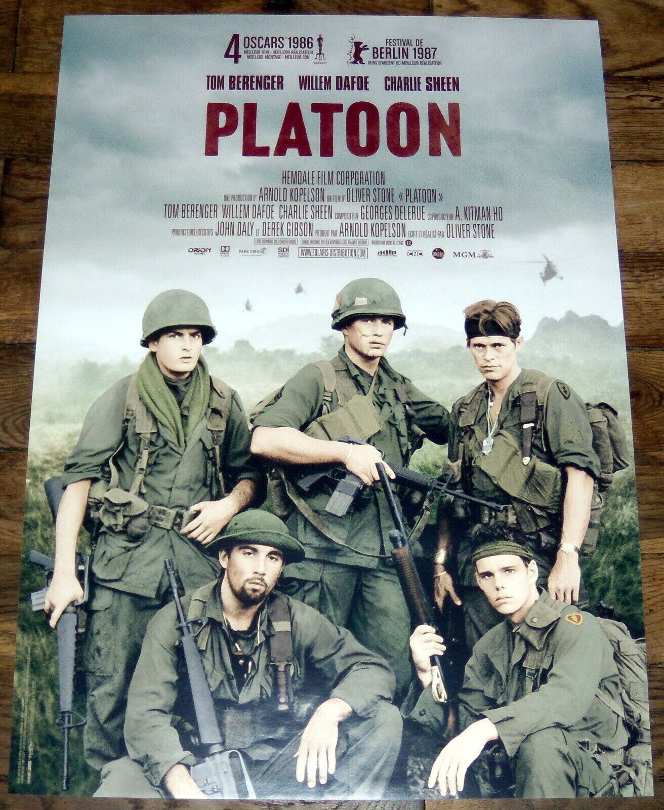 Charlie Sheen (Chris Taylor) Signed "Platoon" Army Helmet Ins. "Taylor"(Beckett)