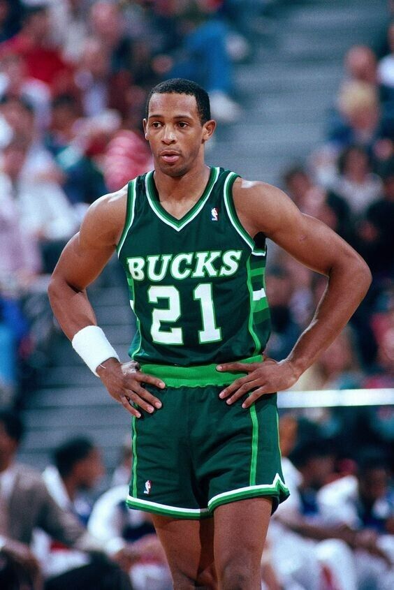 Alvin Robertson Signed Milwaukee Bucks Jersey (Beckett) 4xNBA All Star Guard