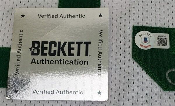 Larry Bird Signed Boston Celtic Jersey (Beckett) HOF / 12xAll Star Power Forward