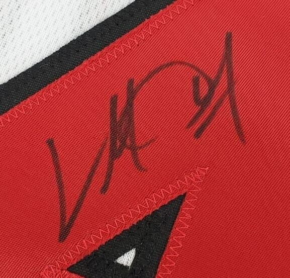 Charles Oakley Chicago Bulls Signed Jersey (JSA COA) 1994 NBA All-Star Forward