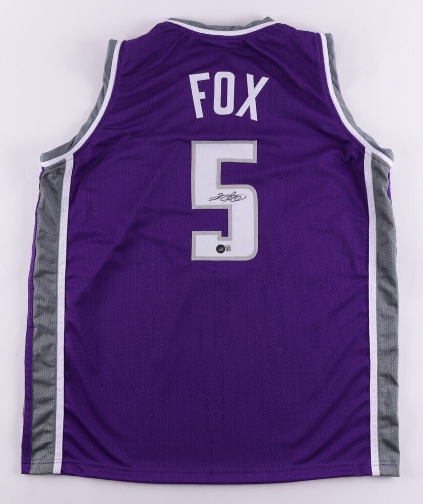 De'Aaron Fox Signed Sacramento Kings Jersey (Beckett) 2017 1st Rnd Pk-#5 Overall