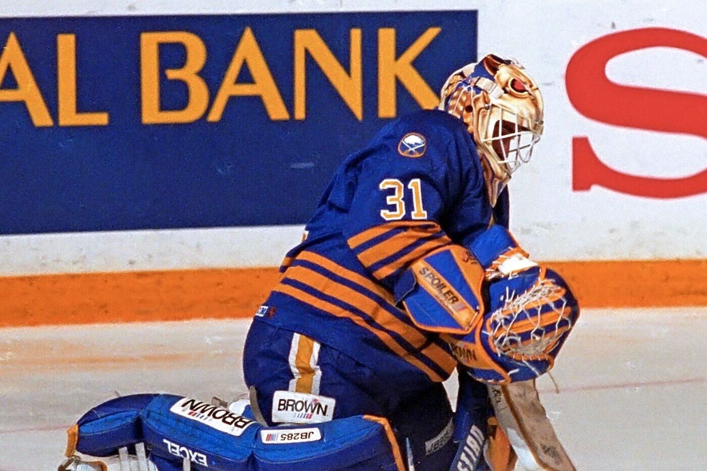 Grant Fuhr Signed Buffalo Sabres Jersey (JSA COA) 5xStanley Cup Champion Goalie