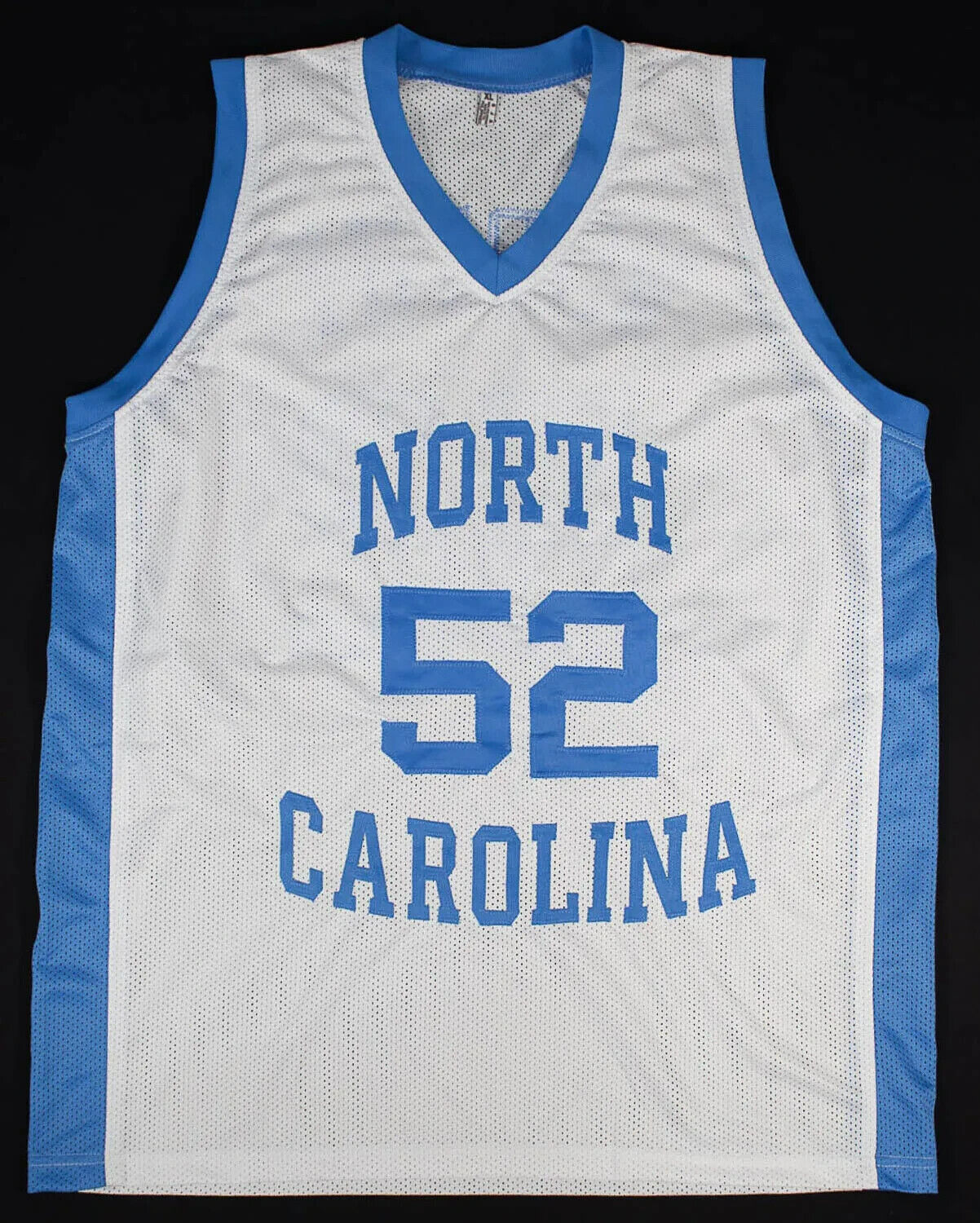 James Worthy Signed North Carolina Tar Heels Jersey (Beckett) 1982