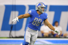 T. J. Hockenson Signed Detroit Lions Jersey (Beckett) 2019 1st Round Pick T.End