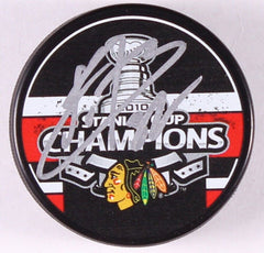 Kris Versteeg Signed Blackhawks 2010 Stanley Cup Logo Hockey Puck (Schwartz COA)