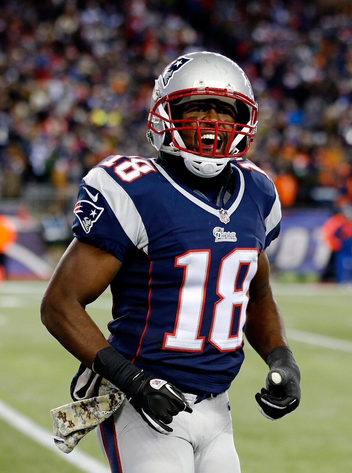 Matthew Slater Signed New England Patriots Mini Helmet "3x SB Champ" (Beckett)