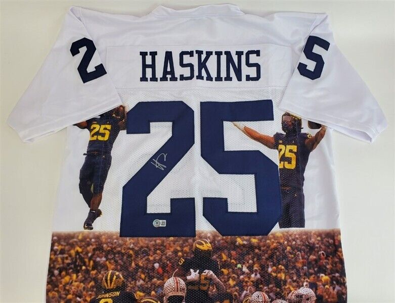 Hassan Haskins Signed Michigan Wolverines Photo Jersey (Beckett) Check it Out !