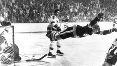 Bobby Orr Signed Boston Bruins Flying Goal Logo Hockey Puck (Bobby Orr GNR COA)
