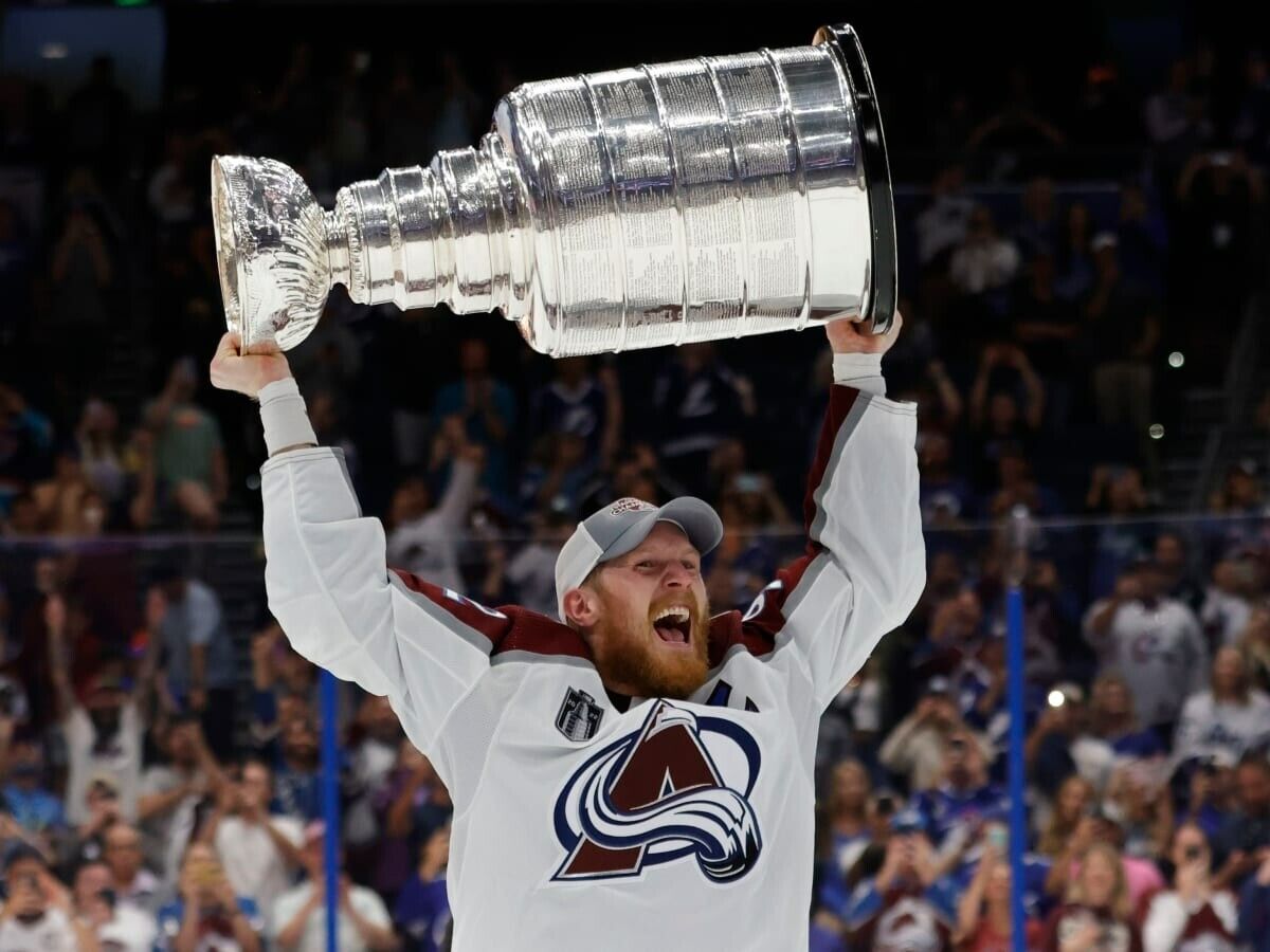 Gabriel Landeskog Signed 2022 Stanley Cup Champ Avalanche Logo Puck (Fanatics)