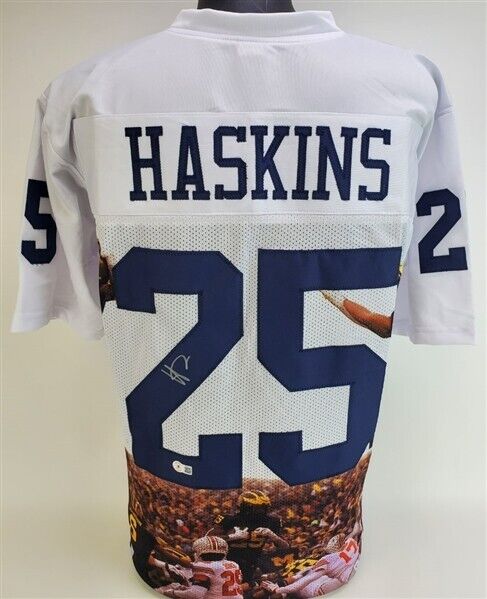 Hassan Haskins Signed Michigan Wolverines Photo Jersey (Beckett) Check it Out !